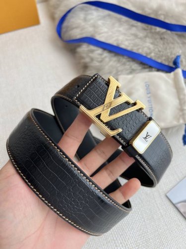 品名： Lv..路易..威登腰带皮带原单 型号：挂扣，经典纯钢材质挂扣，头层牛皮，图片实物拍摄 材料：头层牛皮，挂扣系列，纯钢材质扣头，钯镀电镀工艺永不掉色。原