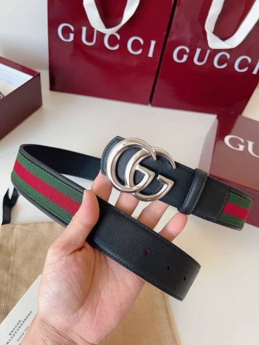 Gucci 这款男士腰带亮眼吸睛，是2026早春系列之一。腰带扣设有一个销钉，可轻松翻转互扣式双G造型配件。一面为红绿织带帆布，另一面为黑色皮革，宽度4Cm D