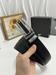 品名：万宝龙 Montblanc 材质：原单牛皮腰带 百分百头层牛皮腰带保证真皮，24K纯钢扣，专柜原单品质、做工精细，时尚大牌，送人自用首选 包装： 请认准如