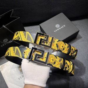 范思哲 宽4.0Cm 双面腰带，旋转扣，双面可用 新款男士皮革腰带，饰有立体La Medusa双面搭扣。皮带一面为光滑质地，另一面饰有棋盘格图案和Barocco