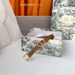 特 Dior 新品腰带来袭，采用光滑牛皮革精心制作，搭配精品针扣，“Cd”字样戒指，宽1.5Cm，时尚百搭，增添高雅气质。
