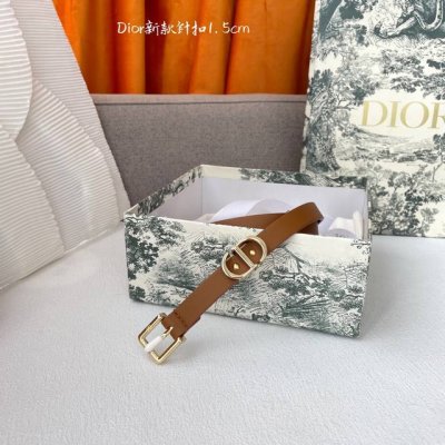 特 Dior 新品腰带来袭，采用光滑牛皮革精心制作，搭配精品针扣，“Cd”字样戒指，宽1.5Cm，时尚百搭，增添高雅气质。
