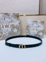 dior新款腰带采用黑色光滑牛皮革精心制作，经典 Cd 腰带扣以富有光泽的金色饰面金属版本呈现，字母 C 上镶嵌尺寸各异的白色树脂珠饰，彰显 Dior 的精湛工