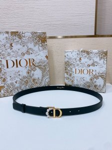 dior新款腰带采用黑色光滑牛皮革精心制作，经典 Cd 腰带扣以富有光泽的金色饰面金属版本呈现，字母 C 上镶嵌尺寸各异的白色树脂珠饰，彰显 Dior 的精湛工