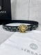 宽度4.0 Cm Versace 范思哲 此款经典的Versace腰带由柔软的小牛皮制成，饰有La Greca印花，并配有3D美杜莎腰带扣。
