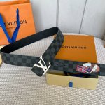 特 寬度：40Mm Lv Pyrmide Truck Loeii雙面腰帶 進口面料飾有藍色標誌性圖案 襯托進口柔軟小牛皮底壓格紋 整體相呼應 全新搭扣 締造獨特