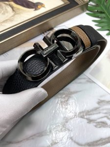 菲拉格慕 原单头层牛皮荔枝纹身 黑色与土黄双色一体 配全套包装 两面均可佩戴 五金可随意搭配 可裁剪 原产皮料定制 专柜宽度3.5Cm