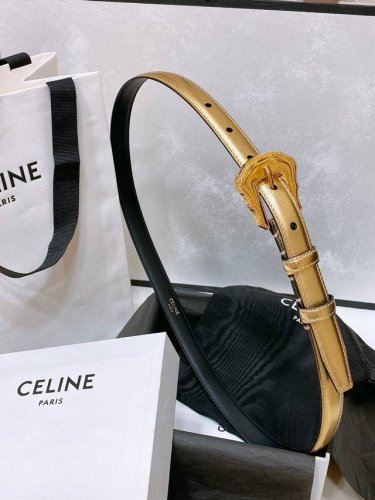 特 Celine 24小号 Triomphe Taurillon皮革腰带 Taurillon.中腰，牛皮腰带 Triomphe皮革搭扣 1.8Cm