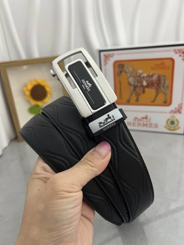 品名：爱马仕.HermèS 自动带 材质：原单牛皮腰带 百分百头层牛皮腰带保证真皮，24K纯钢扣，专柜原单品质、做工精细，时尚大牌，送人自用首选 包装： 请认准