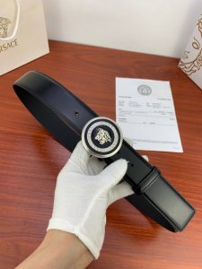 宽度4.0Cm Versace范思哲光亮开边珠平纹带身双面头层 此款腰带配有醒目的美杜莎头像搭扣，可为任何造型增添几分立体雅致效果。