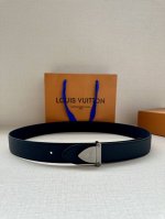 特 本款3.4宽: Lv Aerogram 双面腰带lv Aerogram 搭扣占据中央，一面契合搭扣色彩，另一面呈现反差视效