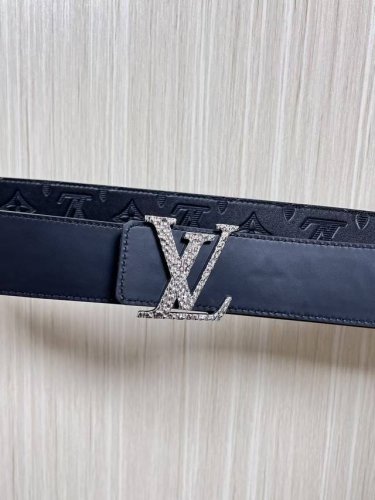 当季新款到货，4.0一面小牛皮印花，一面小牛皮平纹皮，精品扣实物实拍，官网同步，滴胶黑。 4.0宽，布纹扣。