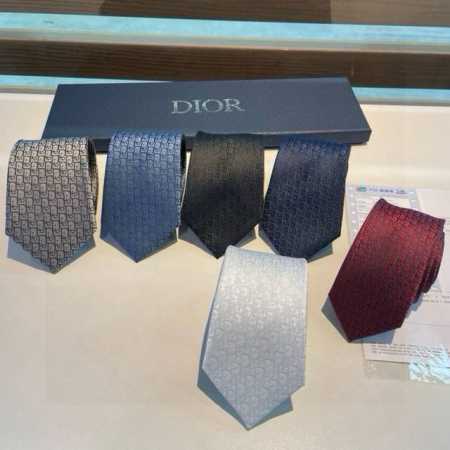 Dior家款新领带 Dior男士Cd提领花带 稀有展现精湛工手与时尚优雅理的想选择，这采款用Do家最经极典具标志性Logo提制花成的领带，以同色调法手演绎的更显 - 点击图像关闭