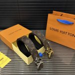 Louisvuitton 路易威登 牛皮腰带 男士经典款皮带 时装搭配必备款 优质合金扣头 采用原厂牛皮带身 机械打孔 高品质全套包装 礼盒 礼袋 小票