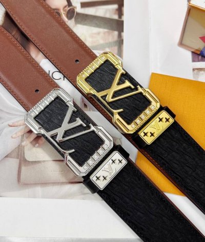 皮带：Lv..路易..威登顶级复刻. 腰带：原单品质百分百头层牛皮，保证真皮。雕花镂空镶钻石设计24K纯钢扣.永不掉色进口原厂小牛皮纹路.油蜡工艺双面两用专柜同