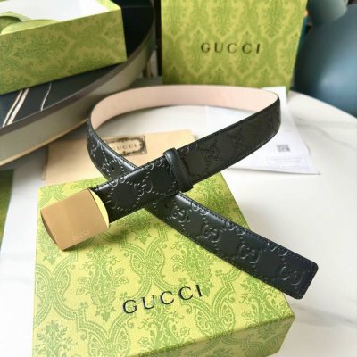 G U C C I 寬度35毫米 男士腰帶 這款時尚腰帶以黑色雙面頭層小牛皮革匠心呈現，配以由全金色調金屬打造的Gucci銘牌腰帶扣 時尚百搭款