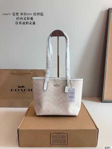 配礼盒 Coach 蔻驰购物袋 非常多人喜欢的Coach购物袋 经典款！可以放下日常用品！通勤超方便！尺寸：22*10*21Cm
