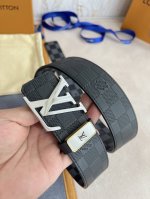 品名： Lv..路易..威登腰带皮带原单 型号：挂扣，经典纯钢材质挂扣，头层牛皮，图片实物拍摄 材料：头层牛皮，挂扣系列，纯钢材质扣头，钯镀电镀工艺永不掉色。原