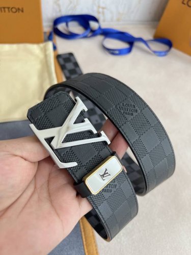 品名： Lv..路易..威登腰带皮带原单 型号：挂扣，经典纯钢材质挂扣，头层牛皮，图片实物拍摄 材料：头层牛皮，挂扣系列，纯钢材质扣头，钯镀电镀工艺永不掉色。原