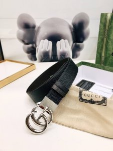gucci双面皮革腰带，采用织纹皮革打造，装饰Gg带扣。金属配件深受品牌辉煌的70年代经典设计所影响，得以重新诠释。3.7Cm宽