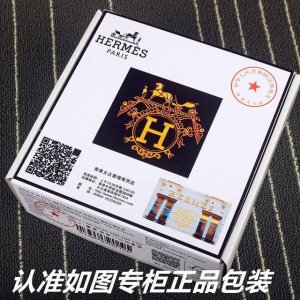 品名：爱玛仕.Her..mes镶钻 型号：认准如图专柜包装，赠送打孔器 材料：百分百头层牛皮皮带，24k纯钢扣，镶钻工艺永不掉色保证真皮，专柜同等质量， 送人自