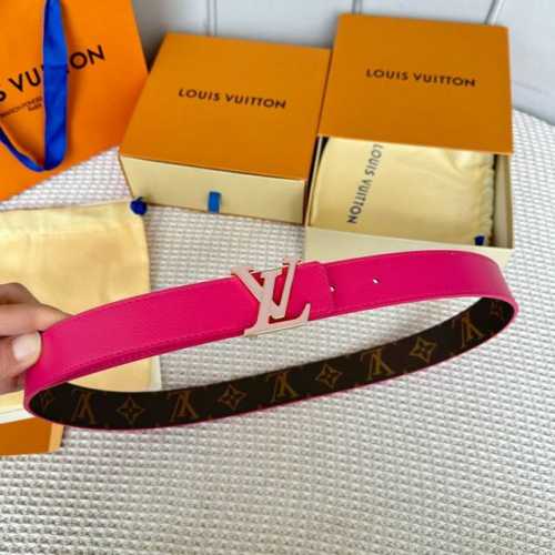 特P160 寬：30Mm 女士經典頂級休閒腰帶 寬度30毫米這款永恆優雅飾有帆布的造型設計 原版小荔枝紋牛皮底 搭配全新搭扣以金色金屬打造 飾以與皮帶同色的琺瑯