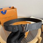 特 Loui* Vuitto* 新选腰带顶级版本 精湛工艺 宽度4Cm 定制帆布面料衬托进口小牛皮配色底 搭配全新精钢鎏金色 鎏银色效果字母搭扣 双面用