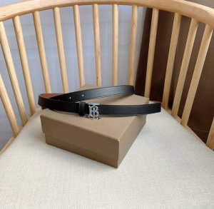 Burberry巴宝莉专柜同步上新意大利制腰带 精选百搭双色设计 饰牌搭扣呈现镀金品牌专属标识造型 宽:2.0Cm 精致优雅