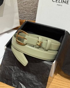 Celine 25毫米皮带 这款Taurillon皮革，牛皮革衬里，中腰，金色饰面，圆形搭扣，等一个圆环四周环绕Triaomphe金属环. 宽度：25毫米