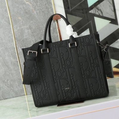 黑色 Dior Gravity 印花效果皮.. P40,000 编号:1Essh242Llg_H830 尺寸:36 X30X10厘米 长X高X宽 主隔层可收纳1