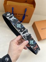 特 Lv 4.0宽 Shape 双面腰带为 Lv Shape 搭扣赋予摩登雾面观感，无论搭配异彩纷呈的 Lv Graffiti 帆布或沉稳牛皮革，均可表明个性态