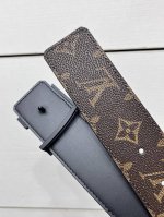 特 Lv Dimension 双面腰带将创意传承与华美街头风范共冶一炉，彰显创意总监 Pharrell Williams 的时尚远见。Monogram 帆布铺陈