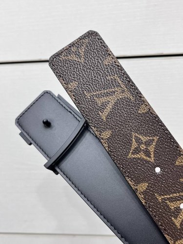 特 Lv Dimension 双面腰带将创意传承与华美街头风范共冶一炉，彰显创意总监 Pharrell Williams 的时尚远见。Monogram 帆布铺陈