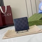 顶配版 这款双折钱包是2025早秋系列的一款力作此单品以Gg Supreme帆布匠心打造，采用撞色皮革里层，缀饰陶瓷效果Gg细节 黑色Gg Supreme帆布