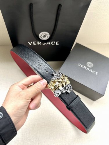 特 宽度4.0Cm Versace 范思哲 此款腰带饰有标志性的Versace美杜莎头像带扣，彰显品牌格调。是一款精美的衣橱必备单品。