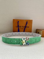 特 Louis Vuittonlv路易威登绿色徽标印花双面腰带双面腰带令 一展艺术气息。Lv Pyramide 抛光金属搭扣再添品牌底蕴。