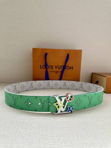 特 Louis Vuittonlv路易威登绿色徽标印花双面腰带双面腰带令 一展艺术气息。Lv Pyramide 抛光金属搭扣再添品牌底蕴。