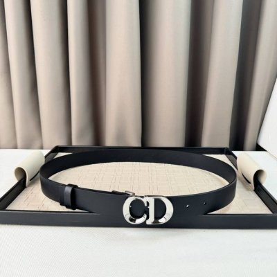 特 。Dior 24早春新款 C D搭扣黄铜腰带扣，小牛皮腰带 经典永存 3Cm