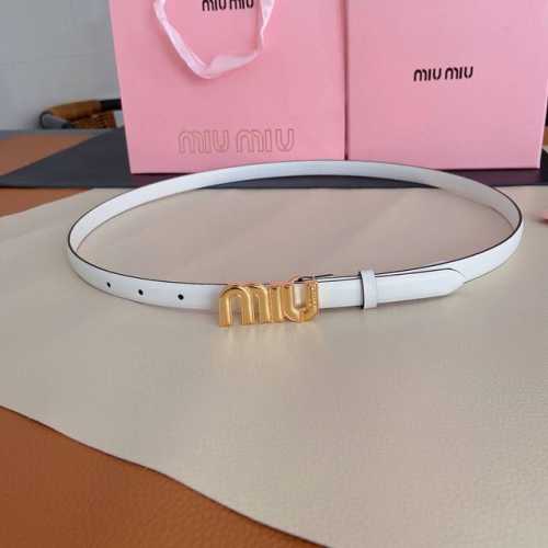 特 Miumiu新款同步，1.5Cm宽度City Calf小牛皮材质纯铜金属搭扣，饰有大号金属刻字徽标赋予此款极简主义风格的皮革腰带明丽气息。皮革腰带环设计提升