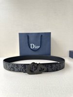 特 宽度3.5Cm Dior 这款砂黑 金 白 枪多色饰面 不锈钢腰带扣是春季男装系列新品，展示 Cd30 标志，灵感源自 B30 运动鞋。可与各式 35 毫米