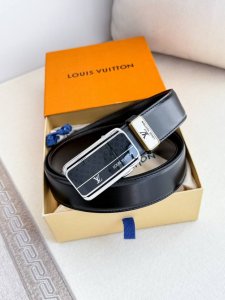品名：Lv..路易..威登 腰带原单自动带 皮带 型号：自动扣，纯钢材质自动扣，头层牛皮自动带身，实物拍摄 材料：百分百头层牛皮，保证真皮。24K纯钢扣，永不掉