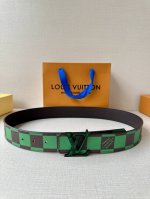4.0宽 本款 Lv Initiales 双面腰带瞩目亮相路易威登 2025春夏男装秀场，以鲜明 Damier Pop 帆布和内敛牛皮革巧妙分饰两面，点缀 Lv