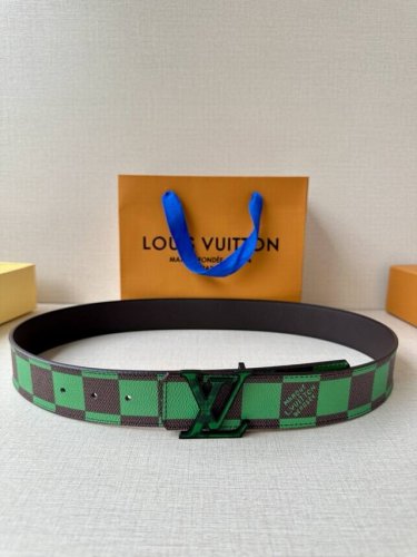 4.0宽 本款 Lv Initiales 双面腰带瞩目亮相路易威登 2025春夏男装秀场，以鲜明 Damier Pop 帆布和内敛牛皮革巧妙分饰两面，点缀 Lv