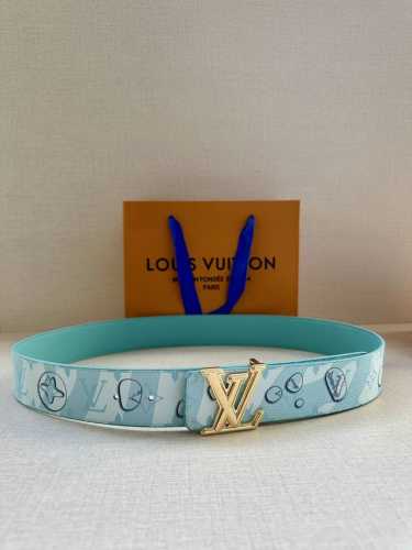特 4.0宽Lv Aqua 双面腰带为传统设计引入现实主义意趣。Monogram Aqua 帆布以 3D 水滴图案模糊 Monogram 图案的经典轮廓，将相同