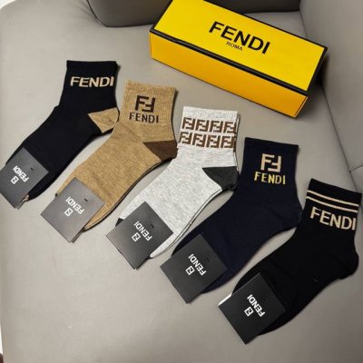 特 Fendi 芬迪Ff家新品中筒男款袜子 一盒五双 提花经典标志，纯棉材质制造，透气舒适，超级Nice超火爆小单品，大牌出街，潮人必备超好搭
