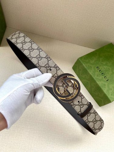 宽度4.0Cm Gucci Marmont系列每一季都会推陈出新，为灵感源于70年代的标志性Gg配件注入现代精髓。Supreme帆布印花 腰带反面采用咖啡色原版