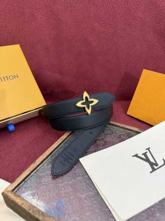 Lv Flowergram 30Mm腰带的设计非常精致，结合了多功能性与独特的标志性风格。其可翻转的带子提供了两种选择：光滑的皮革或品牌的经典Monogram帆 - 点击图像关闭