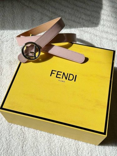 Fend I 芬迪 专柜同款 女款细腰带，宽2.0Cm 粉色头层光滑牛皮内衬磨砂皮 Fis Fendi徽标造型圆形金属搭扣，简约优雅百搭。