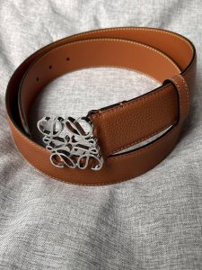 特 Loewe罗意威专柜新款 男士休闲腰带，宽4.0Cm 一面柔软棕色粒面牛皮内衬光滑棕色小牛皮制成，搭配Anagram金属搭扣。