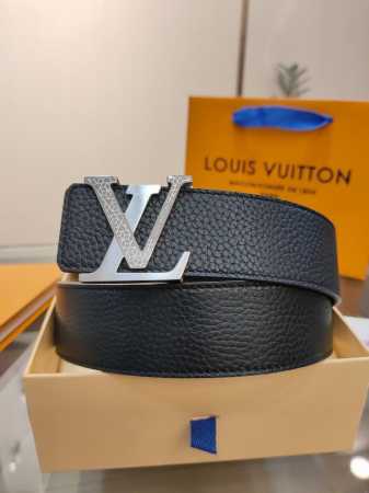 特 L0Uis Vuitt0N Lv 男士专柜品质腰帶 寬度40毫米 配置精钢字母搭扣 扣头可随意搭配 皮质柔软 手感细腻舒适 - 点击图像关闭